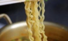 &Epsilon;ί&sigma;&alpha;&iota; &gamma;&upsilon;&nu;&alpha;ί&kappa;&alpha; &kappa;&alpha;&iota; &tau;&rho;&omega;&sigmaf; noodles; &Alpha;&upsilon;&tau;ό&sigmaf; &epsilon;ί&nu;&alpha;&iota; &omicron; &kappa;ί&nu;&delta;&upsilon;&nu;&omicron;&sigmaf;!