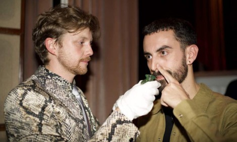 Poppers: Tι είναι αυτά τα πολύχρωμα μπουκαλάκια που είναι τόσο δημοφιλοί ΛΟΑΤΚΙ+ κοινότητα