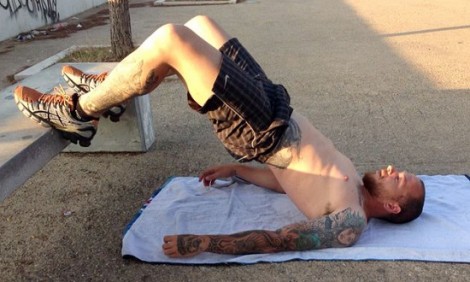 Κάνε σωστά άρσεις λεκάνης και «χτίσε» κοιλιακούς