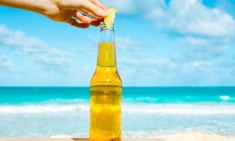 &Gamma;&iota;&alpha;&tau;ί &alpha;&pi;&alpha;&gamma;&omicron;&rho;&epsilon;ύ&epsilon;&tau;&alpha;&iota; &tau;&omicron; &kappa;&alpha;&lambda;&omicron;&kappa;&alpha;ί&rho;&iota; &nu;&alpha; &beta;ά&lambda;&epsilon;&iota;&sigmaf; &lambda;&epsilon;&mu;ό&nu;&iota; &sigma;&tau;&eta;&nu; &mu;&pi;ύ&rho;&alpha;, &sigma;&tau;&omicron; &pi;&omicron;&tau;ό, &sigma;&tau;&omicron; &alpha;&nu;&alpha;&psi;&upsilon;&kappa;&tau;&iota;&kappa;ό