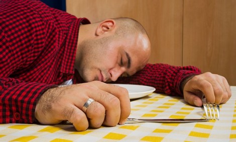 Ποιες τροφές προκαλούν υπνηλία μετά το μεσημεριανό φαγητό;