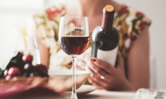 Έ&nu;&alpha; &mu;&pi;&omicron;&upsilon;&kappa;ά&lambda;&iota; &kappa;&rho;&alpha;&sigma;ί &alpha;&upsilon;&xi;ά&nu;&epsilon;&iota; &tau;&omicron;&nu; &kappa;ί&nu;&delta;&upsilon;&nu;&omicron; &kappa;&alpha;&rho;&kappa;ί&nu;&omicron;&upsilon; ό&sigma;&omicron; 10 &tau;&sigma;&iota;&gamma;ά&rho;&alpha;