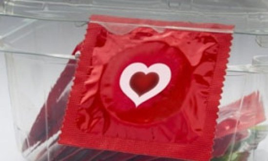 Το προφυλακτικό που φωσφορίζει όταν έρχεται σε επαφή με σεξουαλικώς μεταδιδόμενα νοσήματα