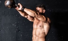 Kettlebell challenge: &Gamma;&iota;&alpha;&tau;ί &eta; &nu;έ&alpha; viral &tau;ά&sigma;&eta; &mu;&pi;&omicron;&rho;&epsilon;ί &nu;&alpha; &kappa;ά&nu;&epsilon;&iota; &kappa;&alpha;&lambda;ό &pi;&alpha;&rho;ά &kappa;&alpha;&kappa;ό - &Tau;&iota; &nu;&alpha; &pi;&rho;&omicron;&sigma;έ&xi;&epsilon;&tau;&epsilon;
