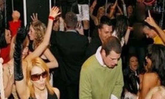 100 παντρεμένα ζευγάρια βγάζουν τρελά γούστα σε club του Πειραιά! Τι συμβαίνει στο dark room;