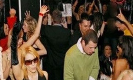 100 &pi;&alpha;&nu;&tau;&rho;&epsilon;&mu;έ&nu;&alpha; &zeta;&epsilon;&upsilon;&gamma;ά&rho;&iota;&alpha; &beta;&gamma;ά&zeta;&omicron;&upsilon;&nu; &tau;&rho;&epsilon;&lambda;ά &gamma;&omicron;ύ&sigma;&tau;&alpha; &sigma;&epsilon; club &tau;&omicron;&upsilon; &Pi;&epsilon;&iota;&rho;&alpha;&iota;ά! &Tau;&iota; &sigma;&upsilon;&mu;&beta;&alpha;ί&nu;&epsilon;&iota; &sigma;&tau;&omicron; dark room;