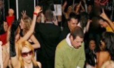 100 &pi;&alpha;&nu;&tau;&rho;&epsilon;&mu;έ&nu;&alpha; &zeta;&epsilon;&upsilon;&gamma;ά&rho;&iota;&alpha; &beta;&gamma;ά&zeta;&omicron;&upsilon;&nu; &tau;&rho;&epsilon;&lambda;ά &gamma;&omicron;ύ&sigma;&tau;&alpha; &sigma;&epsilon; club &tau;&omicron;&upsilon; &Pi;&epsilon;&iota;&rho;&alpha;&iota;ά! &Tau;&iota; &sigma;&upsilon;&mu;&beta;&alpha;ί&nu;&epsilon;&iota; &sigma;&tau;&omicron; dark room;