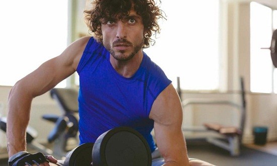 To &lambda;ά&theta;&omicron;&sigmaf; &pi;&omicron;&upsilon; &kappa;ά&nu;&epsilon;&iota;&sigmaf; &mu;&epsilon;&tau;ά &tau;&omicron; &gamma;&upsilon;&mu;&nu;&alpha;&sigma;&tau;ή&rho;&iota;&omicron; &kappa;&alpha;&iota; &kappa;&alpha;&tau;&alpha;&sigma;&tau;&rho;έ&phi;&epsilon;&iota;&sigmaf; &tau;&alpha; &mu;&alpha;&lambda;&lambda;&iota;ά &sigma;&omicron;&upsilon;