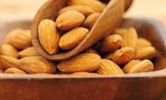 Τρώτε αμύγδαλα για να κάψετε το λίπος