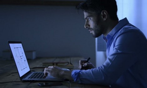 Δουλεύεις έως αργά τη νύχτα; Δες τι πρέπει να τρως!