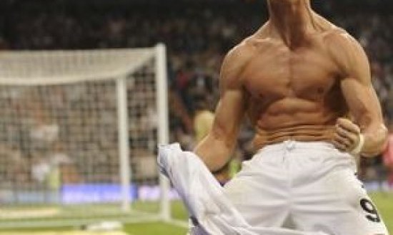 O bodyguard του Κριστιάνο Ρονάλντο τρομάζει κόσμο...! (video)