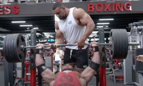 &Tau;&rho;&alpha;&upsilon;&mu;&alpha;&tau;&iota;&sigma;&mu;ό&sigmaf;-&phi;&rho;ί&kappa;&eta; bodybuilder: Έ&sigma;&kappa;&iota;&sigma;&epsilon; &tau;&omicron;&upsilon;&sigmaf; &theta;&omega;&rho;&alpha;&kappa;&iota;&kappa;&omicron;ύ&sigmaf; &mu;&upsilon;&sigmaf; &kappa;&alpha;&iota; έ&sigma;&pi;&alpha;&sigma;&epsilon; &tau;&omicron; &kappa;ό&kappa;&alpha;&lambda;&omicron; (vid)