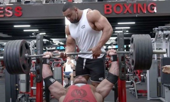 &Tau;&rho;&alpha;&upsilon;&mu;&alpha;&tau;&iota;&sigma;&mu;ό&sigmaf;-&phi;&rho;ί&kappa;&eta; bodybuilder: Έ&sigma;&kappa;&iota;&sigma;&epsilon; &tau;&omicron;&upsilon;&sigmaf; &theta;&omega;&rho;&alpha;&kappa;&iota;&kappa;&omicron;ύ&sigmaf; &mu;&upsilon;&sigmaf; &kappa;&alpha;&iota; έ&sigma;&pi;&alpha;&sigma;&epsilon; &tau;&omicron; &kappa;ό&kappa;&alpha;&lambda;&omicron; (vid)