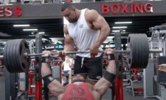 &Tau;&rho;&alpha;&upsilon;&mu;&alpha;&tau;&iota;&sigma;&mu;ό&sigmaf;-&phi;&rho;ί&kappa;&eta; bodybuilder: Έ&sigma;&kappa;&iota;&sigma;&epsilon; &tau;&omicron;&upsilon;&sigmaf; &theta;&omega;&rho;&alpha;&kappa;&iota;&kappa;&omicron;ύ&sigmaf; &mu;&upsilon;&sigmaf; &kappa;&alpha;&iota; έ&sigma;&pi;&alpha;&sigma;&epsilon; &tau;&omicron; &kappa;ό&kappa;&alpha;&lambda;&omicron; (vid)