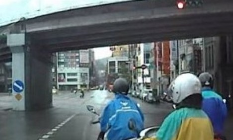 &Tau;&iota; &mu;&pi;&omicron;&rho;&epsilon;ί &nu;&alpha; &sigma;&upsilon;&mu;&beta;&epsilon;ί &pi;&epsilon;&rho;&iota;&mu;έ&nu;&omicron;&nu;&tau;&alpha;&sigmaf; &sigma;&tau;&omicron; &phi;&alpha;&nu;ά&rho;&iota;; (video)