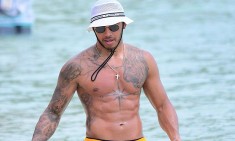 &Tau;&omicron; &mu;&upsilon;&sigma;&tau;&iota;&kappa;ό &tau;&eta;&sigmaf; &theta;&epsilon;&alpha;&mu;&alpha;&tau;&iota;&kappa;ή&sigmaf; &sigma;&omega;&mu;&alpha;&tau;&iota;&kappa;ή&sigmaf; &mu;&epsilon;&tau;&alpha;&mu;ό&rho;&phi;&omega;&sigma;&eta;&sigmaf; &tau;&omicron;&upsilon; Lewis Hamilton