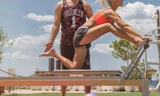 O Mr Reformer Thodoris  Bofakos γυμνάζει το διάσημο μοντέλο με τη νέα μέθοδο