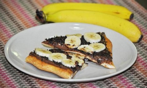 Σοκολατένια πίτσα με μπανάνες και φουντούκια