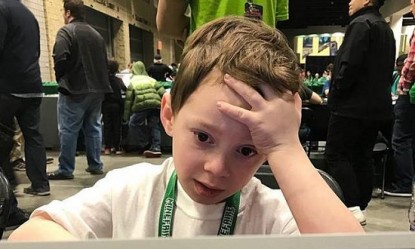 &Tau;&omicron; 8&chi;&rho;&omicron;&nu;&omicron; &alpha;&gamma;ό&rho;&iota; &pi;&omicron;&upsilon; &beta;&gamma;ά&zeta;&epsilon;&iota; &epsilon;&kappa;&alpha;&tau;&omicron;&mu;&mu;ύ&rho;&iota;&alpha; &delta;&omicron;&lambda;ά&rho;&iota;&alpha; &mu;&epsilon; &tau;&iota;&sigmaf; &phi;&omega;&tau;&omicron;&gamma;&rho;&alpha;&phi;ί&epsilon;&sigmaf; &tau;&omicron;&upsilon;