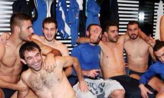 &Mu;&epsilon; &mu;&eta;&nu;ύ&sigma;&epsilon;&iota;&sigmaf; &alpha;&pi;&epsilon;&iota;&lambda;&epsilon;ί &eta; &Epsilon;&theta;&nu;&iota;&kappa;ή &Epsilon;&lambda;&lambda;ά&delta;&omicron;&sigmaf; &gamma;&iota;&alpha; &tau;&eta;&nu; &pi;&lambda;&alpha;&sigma;&tau;ή &phi;&omega;&tau;&omicron;&gamma;&rho;&alpha;&phi;ί&alpha;