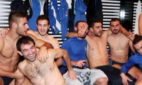 &Mu;&epsilon; &mu;&eta;&nu;ύ&sigma;&epsilon;&iota;&sigmaf; &alpha;&pi;&epsilon;&iota;&lambda;&epsilon;ί &eta; &Epsilon;&theta;&nu;&iota;&kappa;ή &Epsilon;&lambda;&lambda;ά&delta;&omicron;&sigmaf; &gamma;&iota;&alpha; &tau;&eta;&nu; &pi;&lambda;&alpha;&sigma;&tau;ή &phi;&omega;&tau;&omicron;&gamma;&rho;&alpha;&phi;ί&alpha;