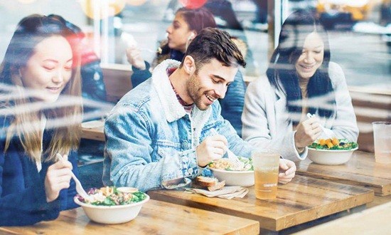 6 διατροφικές συμβουλές για να μην παίρνεις κιλά τρώγοντας έξω