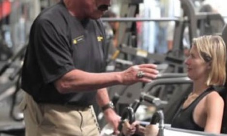 &Omicron; Arnold Schwarzenegger &kappa;ά&nu;&epsilon;&iota; &phi;ά&rho;&sigma;&alpha; &sigma;&epsilon; &pi;&epsilon;&lambda;ά&tau;&epsilon;&sigmaf; &gamma;&upsilon;&mu;&nu;&alpha;&sigma;&tau;&eta;&rho;ί&omicron;&upsilon;