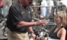 &Omicron; Arnold Schwarzenegger &kappa;ά&nu;&epsilon;&iota; &phi;ά&rho;&sigma;&alpha; &sigma;&epsilon; &pi;&epsilon;&lambda;ά&tau;&epsilon;&sigmaf; &gamma;&upsilon;&mu;&nu;&alpha;&sigma;&tau;&eta;&rho;ί&omicron;&upsilon;