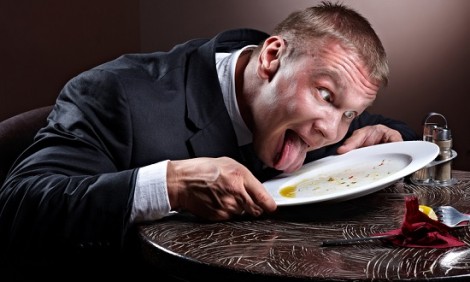 Από τι κινδυνεύεις όταν τρως πολύ γρήγορα;