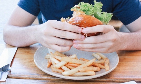 Mindful eating &gamma;&iota;&alpha; &nu;&alpha; &tau;&rho;&omega;&sigmaf; &sigma;&omega;&sigma;&tau;ά