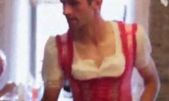 Ντύθηκε "γκαρσόνα" ο Τόμας Μίλερ! (VIDEO)