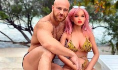O bodybuilder &pi;&omicron;&upsilon; &pi;&alpha;&nu;&tau;&rho;&epsilon;ύ&tau;&eta;&kappa;&epsilon; &kappa;&omicron;ύ&kappa;&lambda;&alpha;, &tau;&eta;&nu; &chi;ώ&rho;&iota;&sigma;&epsilon; &kappa;&alpha;&iota; &tau;&alpha; έ&phi;&tau;&iota;&alpha;&xi;&epsilon; &mu;&epsilon; ά&lambda;&lambda;&eta;