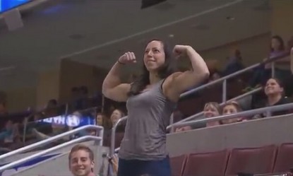 Ή&theta;&epsilon;&lambda;&epsilon; &nu;&alpha; &kappa;ά&nu;&epsilon;&iota; &epsilon;&pi;ί&delta;&epsilon;&iota;&xi;&eta; &mu;&epsilon; &tau;&alpha; &mu;&pi;&rho;ά&tau;&sigma;&alpha; &tau;&omicron;&upsilon; &alpha;&lambda;&lambda;ά &mu;&iota;&alpha; &gamma;&upsilon;&nu;&alpha;ί&kappa;&alpha; bodybuilder &tau;&omicron;&nu; έ&beta;&alpha;&lambda;&epsilon; &sigma;&tau;&eta;&hellip; &theta;έ&sigma;&eta; &tau;&omicron;&upsilon;! (video)