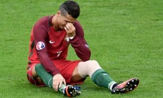 &Gamma;&iota;&alpha;&tau;ί &omicron;&iota; ά&nu;&tau;&rho;&epsilon;&sigmaf; &kappa;&lambda;&alpha;ί&nu;&epsilon; &pi;&epsilon;&rho;&iota;&sigma;&sigma;ό&tau;&epsilon;&rho;&omicron; &alpha;&pi;' &tau;&iota;&sigmaf; &gamma;&upsilon;&nu;&alpha;ί&kappa;&epsilon;&sigmaf;;