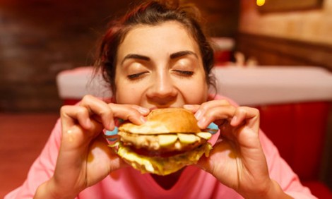 Νέα έρευνα καταγράφει πόσες μέρες ζωής χάνουμε από κάποια τρόφιμα