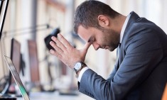 &Tau;&iota; &mu;&alpha;&sigmaf; &gamma;&epsilon;&rho;&nu;ά&epsilon;&iota; &pi;&rho;&iota;&nu; &tau;&eta;&nu; ώ&rho;&alpha; &mu;&alpha;&sigmaf;, &mu;&alpha;&sigmaf; &pi;&alpha;&chi;&alpha;ί&nu;&epsilon;&iota; &kappa;&alpha;&iota; &mu;&alpha;&sigmaf; &alpha;&rho;&rho;&omega;&sigma;&tau;&alpha;ί&nu;&epsilon;&iota;