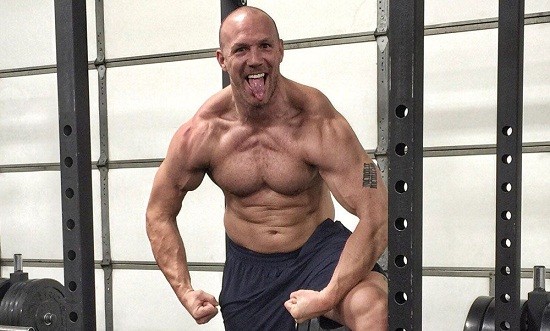 &Eta; &pi;&rho;&omicron;&pi;ό&nu;&eta;&sigma;&eta; &tau;&omicron;&upsilon; Bobby Maximus &gamma;&iota;&alpha; ά&pi;&alpha;&iota;&chi;&tau;&omicron; six-pack