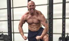 &Eta; &pi;&rho;&omicron;&pi;ό&nu;&eta;&sigma;&eta; &tau;&omicron;&upsilon; Bobby Maximus &gamma;&iota;&alpha; ά&pi;&alpha;&iota;&chi;&tau;&omicron; six-pack