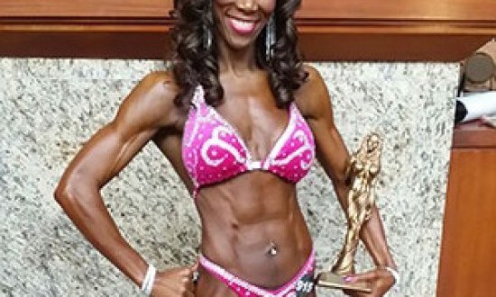 Η bodybuilder που ξαφνιάζει με την ηλικία της!