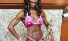 &Eta; bodybuilder &pi;&omicron;&upsilon; &xi;&alpha;&phi;&nu;&iota;ά&zeta;&epsilon;&iota; &mu;&epsilon; &tau;&eta;&nu; &eta;&lambda;&iota;&kappa;ί&alpha; &tau;&eta;&sigmaf;!