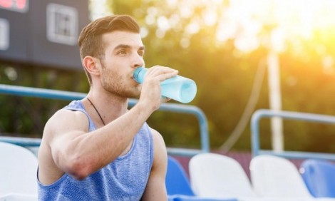 Το απλό τρικ για να καταλάβεις αν πίνεις αρκετό νερό