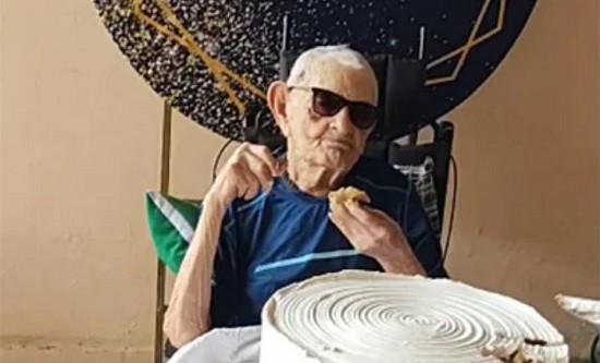 &Omicron; &gamma;&eta;&rho;&alpha;&iota;ό&tau;&epsilon;&rho;&omicron;&sigmaf; ά&nu;&delta;&rho;&alpha;&sigmaf; &sigma;&tau;&omicron;&nu; &kappa;ό&sigma;&mu;&omicron; έ&gamma;&iota;&nu;&epsilon; 113 &epsilon;&tau;ώ&nu; - &Tau;&omicron; &mu;&upsilon;&sigma;&tau;&iota;&kappa;ό &tau;&eta;&sigmaf; &mu;&alpha;&kappa;&rho;&omicron;&zeta;&omega;ί&alpha;&sigmaf; &tau;&omicron;&upsilon;