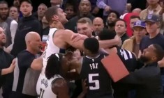 Έ&pi;&epsilon;&sigma;&alpha;&nu; &mu;&pi;&omicron;&upsilon;&nu;ί&delta;&iota;&alpha; &sigma;&tau;&omicron; NBA &mu;&epsilon; &laquo;&pi;&rho;&omega;&tau;&alpha;&gamma;&omega;&nu;&iota;&sigma;&tau;ή&raquo; &tau;&omicron;&nu; &Gamma;&iota;ά&nu;&nu;&eta; &Alpha;&nu;&tau;&epsilon;&tau;&omicron;&kappa;&omicron;ύ&nu;&mu;&pi;&omicron; (vid)