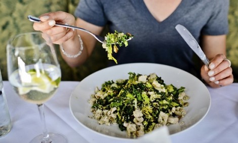Έφαγες πολύ το προηγούμενο βράδυ; Δες πώς θα επανέλθεις άμεσα