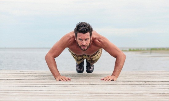 &Tau;&rho;έ&xi;&iota;&mu;&omicron; &kappa;&alpha;&iota; push ups &omicron; &iota;&delta;&alpha;&nu;&iota;&kappa;ό&sigmaf; &sigma;&upsilon;&nu;&delta;&upsilon;&alpha;&sigma;&mu;ό&sigmaf;