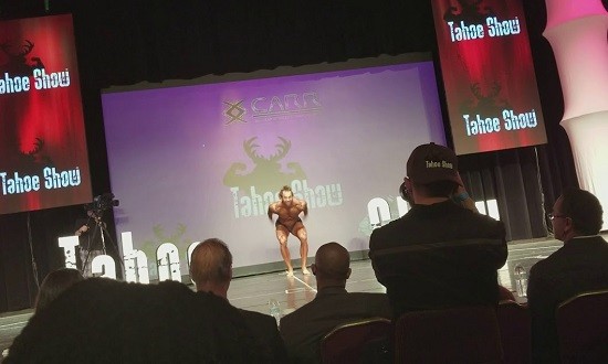 Bodybuilder &laquo;έ&phi;&alpha;&gamma;&epsilon;&raquo; &tau;&alpha; &mu;&omicron;ύ&tau;&rho;&alpha; &tau;&omicron;&upsilon; &sigma;&tau;&eta; &pi;&rho;&omicron;&sigma;&pi;ά&theta;&epsilon;&iota;&alpha; &nu;&alpha; &kappa;ά&nu;&epsilon;&iota; &alpha;&nu;ά&pi;&omicron;&delta;&omicron; &sigma;ά&lambda;&tau;&omicron; (video)