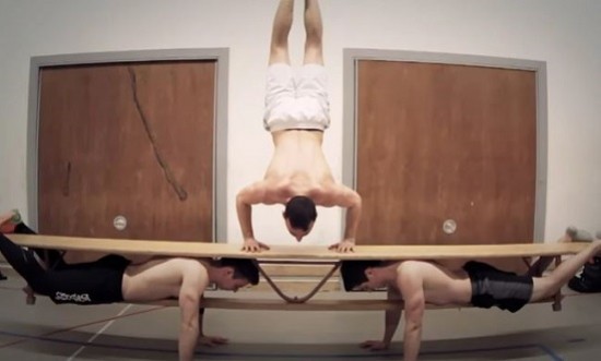 &Alpha;&theta;&lambda;&eta;&tau;έ&sigmaf; &pi;&omicron;&upsilon; &alpha;&psi;&eta;&phi;&omicron;ύ&nu; &tau;&eta;&nu; &beta;&alpha;&rho;ύ&tau;&eta;&tau;&alpha; &kappa;&alpha;&iota; &alpha;&pi;ί&theta;&alpha;&nu;&omicron;&iota; &tau;ύ&pi;&omicron;&iota; &sigma;&epsilon; &mu;ί&alpha; &sigma;&upsilon;&lambda;&lambda;&omicron;&gamma;ή (vid)