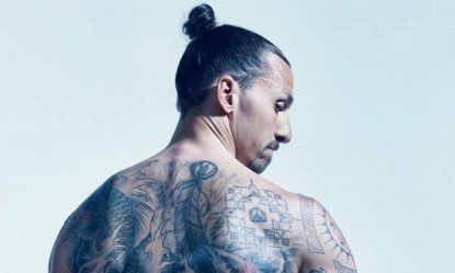 &Omicron; &Zeta;&lambda;ά&tau;&alpha;&nu; έ&kappa;&alpha;&nu;&epsilon; &tau;&alpha;&tau;&omicron;&upsilon;ά&zeta; &sigma;&tau;&alpha; &omicron;&pi;ί&sigma;&theta;&iota;&alpha; &kappa;&alpha;&iota; &pi;ό&zeta;&alpha;&rho;&epsilon; &gamma;&upsilon;&mu;&nu;ό&sigmaf; (&phi;&omega;&tau;ό)