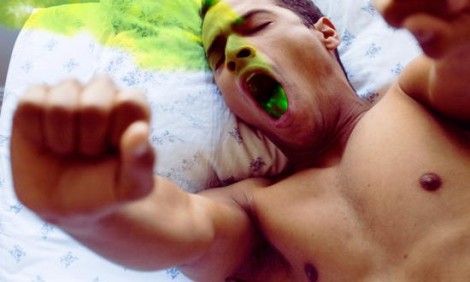 Γιατί η αναπνοή σου μυρίζει τόσο άσχημα όταν ξυπνάς;