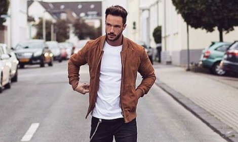 Το λευκό μπλουζάκι μέσα από το μπουφάν απλά τα... σπάει!